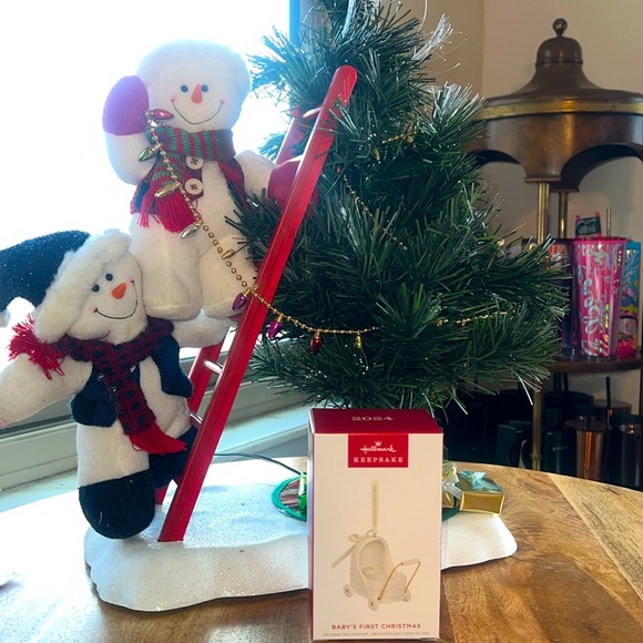 ❣️Keepsake Christmas Ornament 2024, Baby's First Christmas Porcelain - Picture 1 of 10